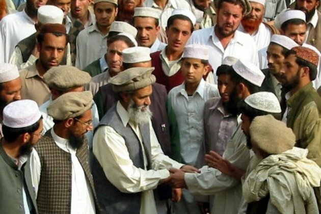 Pakistan: 3 injured as protesters scuffle with police over flour distribution