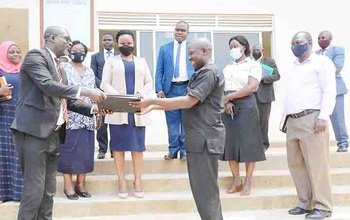 'Yintanenti mugifuule ya bwereere abaana basome'