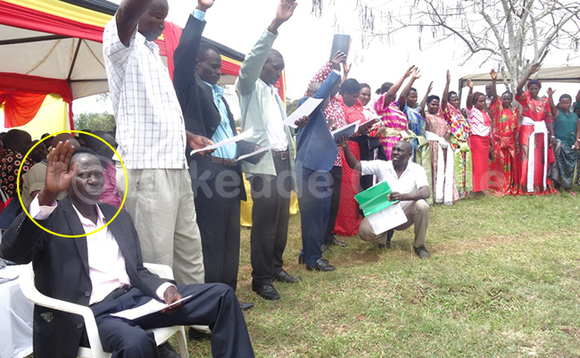Mzee Kawooya (atudde mu ntebe) ng'alayira ku bwassentebe bw'e Kaswa Mzee Kawooya (atudde mu ntebe) ng'alayira ku bwassentebe bw'e Kaswa