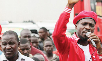 Bobi Wine (ku ddyo) mu kkampeyini za Basalirwa (ku kkono) Bobi Wine (ku ddyo) mu kkampeyini za Basalirwa (ku kkono)