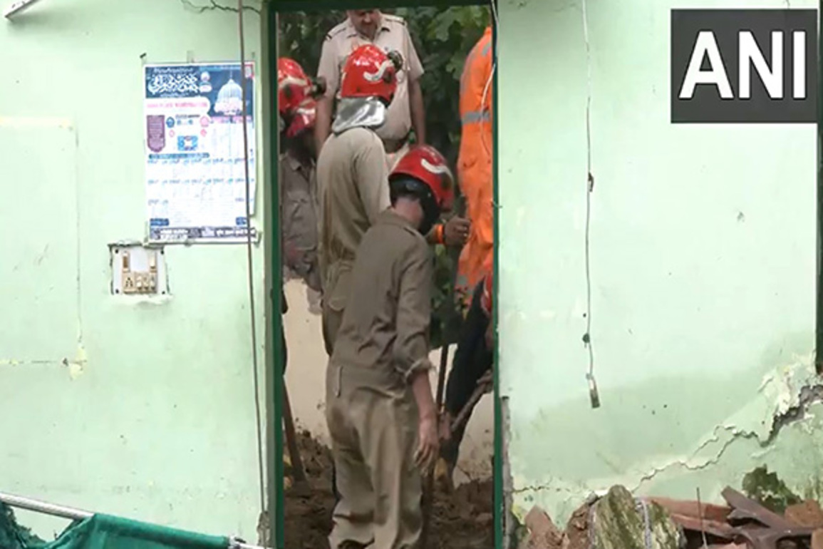 Delhi: 5 killed after roof collapse at Dargah Sharif Patte Shah near Humayun's Tomb, 11 rescued