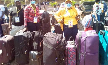 Ababaka abalonde nga basimbye ennyiriri okuyingira bbaasi. Ababaka abalonde nga basimbye ennyiriri okuyingira bbaasi.