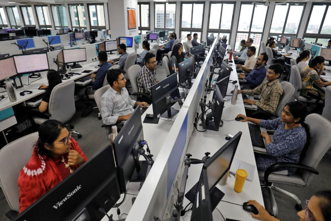 Tech giants urge H-1B holders to stay in US after Trump's visa overhaul, ask those abroad to return to US