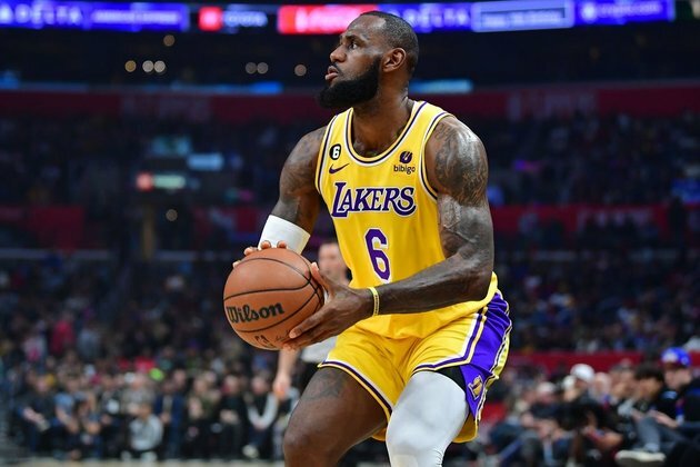Lakers await test results on LeBron James' injured groin