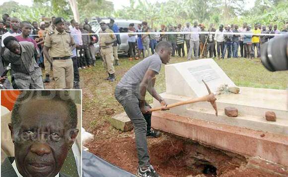 Abatuuze n'abaserikale nga beetegereza entaana ya Kakoma (mu katono) eyabadde esimibwa. Abatuuze n'abaserikale nga beetegereza entaana ya Kakoma (mu katono) eyabadde esimibwa.