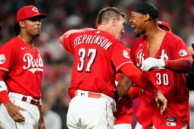 Reds look to ride youngsters to sweep of Dodgers