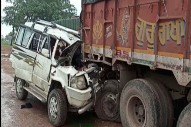 Four killed as SUV rams into truck near Chhattisgarh's Pithora