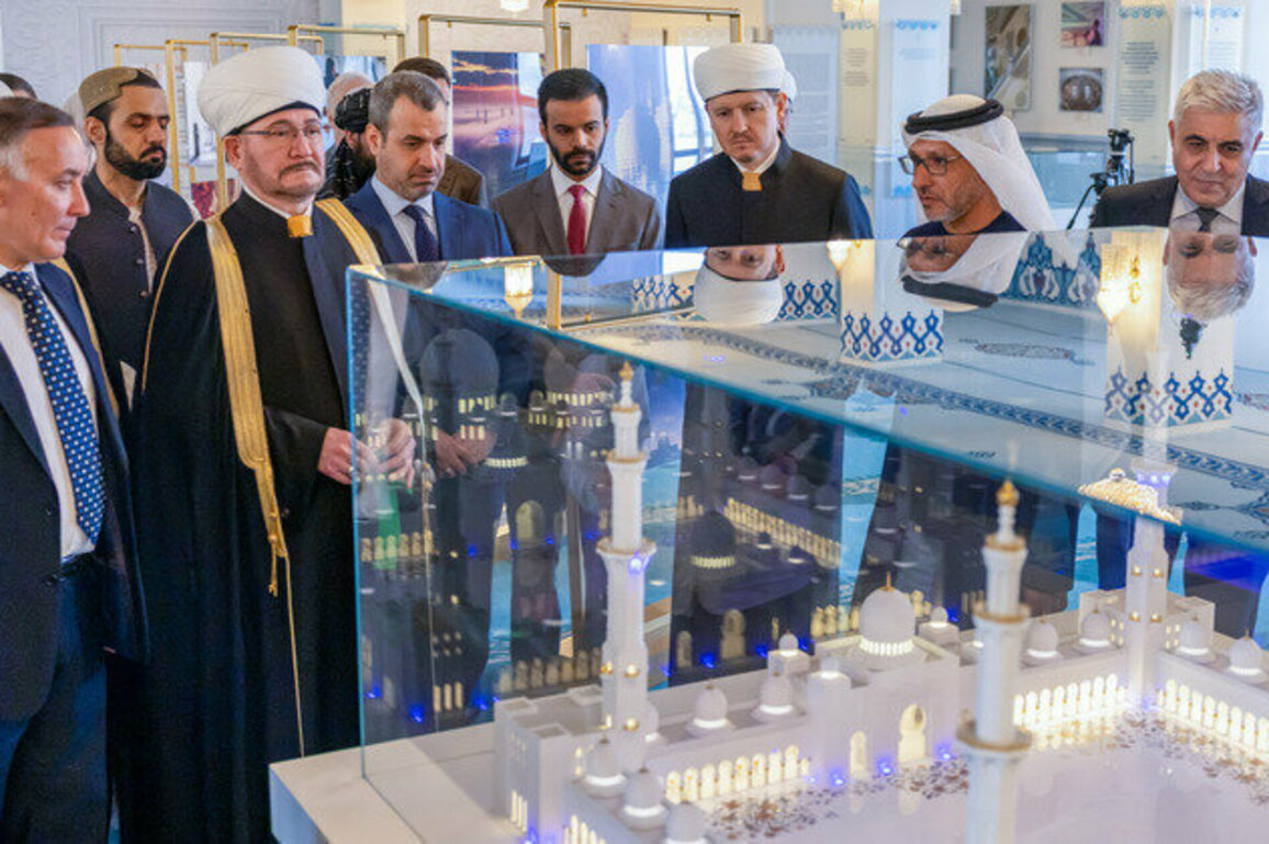 Sheikh Zayed Grand Mosque Centre showcases model of mosque, its publications in Moscow