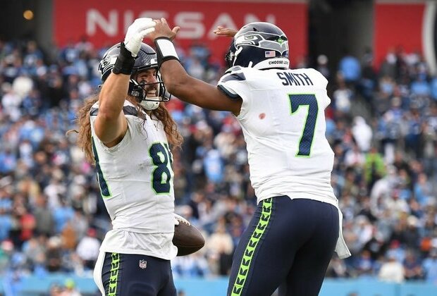 Seahawks slip past Titans 20-17, bolster playoff chances