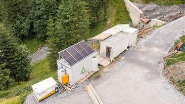 With a capacity of 94kWh, the LPO 100 mobile energy storage unit by Liebherr buffers the fixed power connection on site