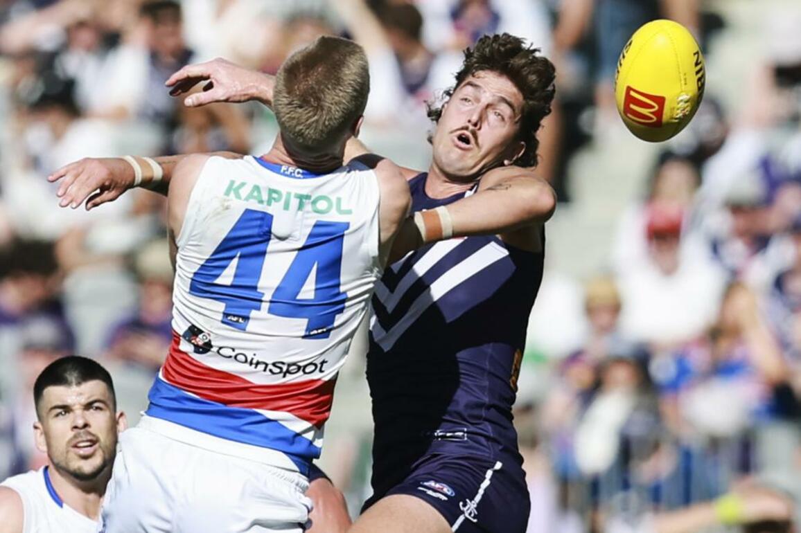 Luke Jackson- Fremantle Dockers star suffers leg injury against Western Bulldogs