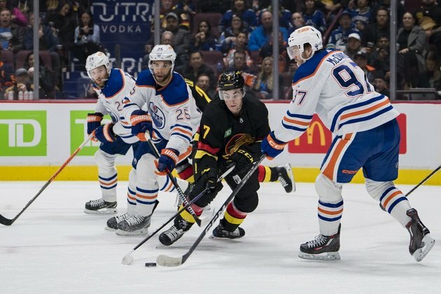 Connor McDavid, Zach Hyman team up to lead Oilers past Canucks
