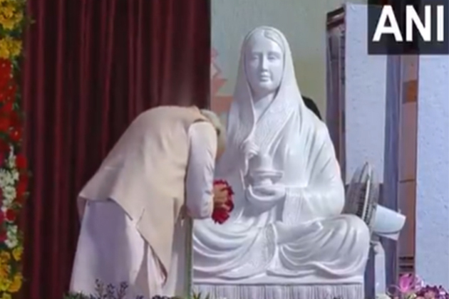 PM Modi pays floral tribute to Ahilyabai Holkar during 'Mahila Sashaktikaran Mahasammelan' programme in Bhopal