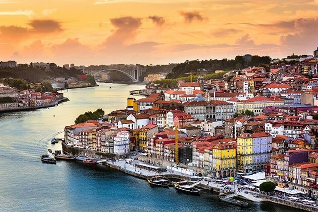 Portugal greets first UK tourists as travel curbs lifted