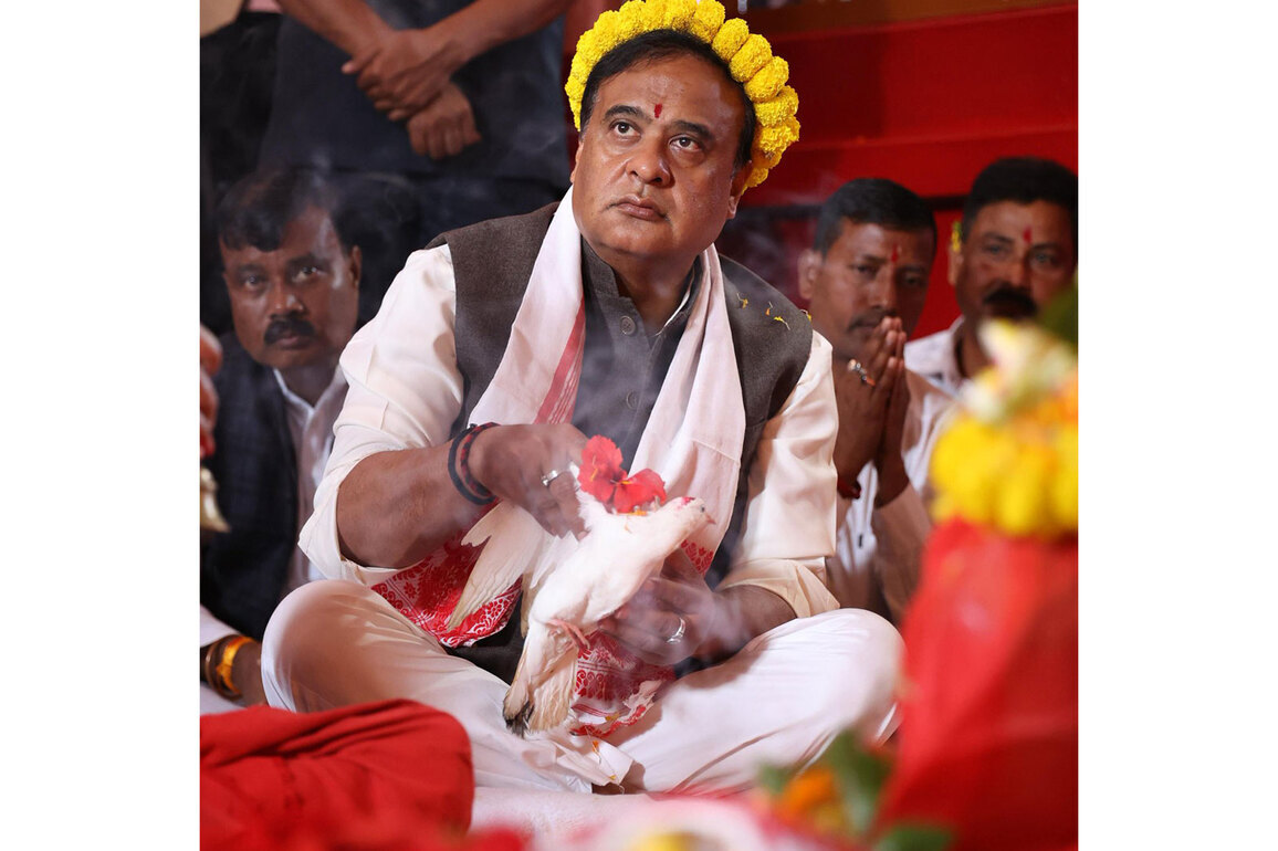 Assam CM Himanta Biswa Sarma offers prayers at Baglamukhi Temple in MP's Datia