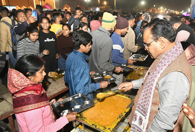 Rajasthan CM Bhajanlal Sharma serves prasad to devotees in Prayagraj