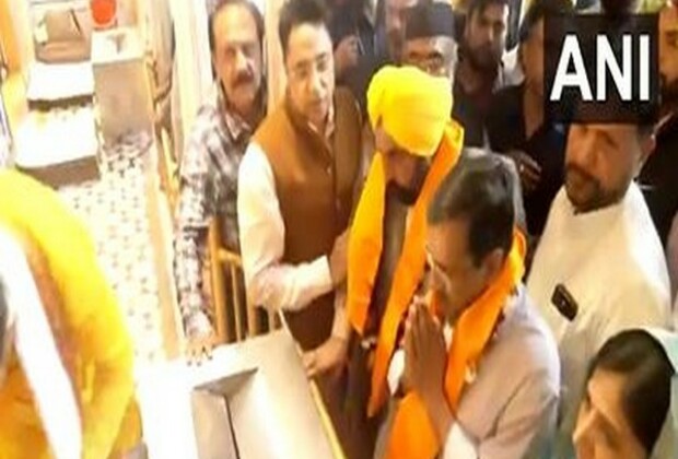 Punjab: Arvind Kejriwal offers prayers at Durgiana Temple in Amritsar