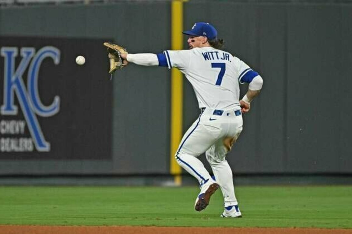 Royals SS Bobby Witt Jr. (back spasms) leaves game vs. Twins