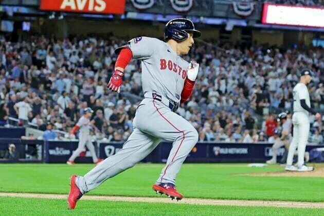 Red Sox rally off Yankees' bullpen, capture Game 1