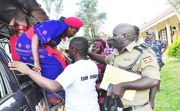 Nyakato Kamanda ng'ava ku kabangali ya poliisi Nyakato Kamanda ng'ava ku kabangali ya poliisi