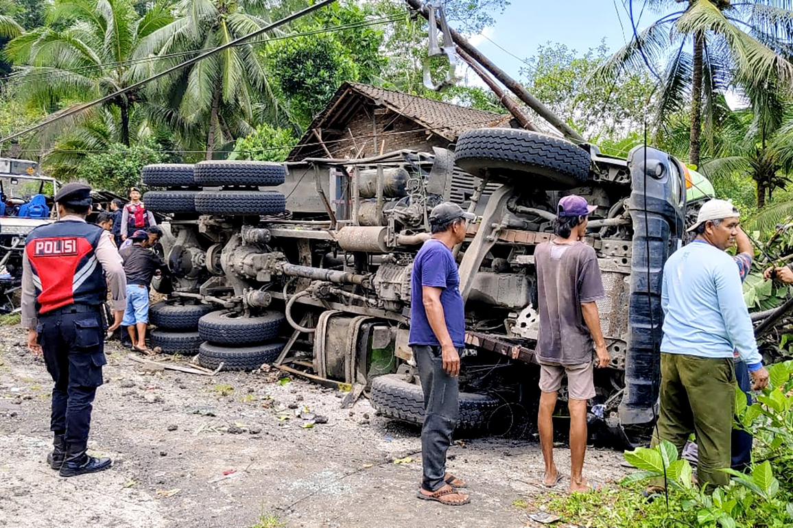 (SpotNews)INDONESIA-PURWOREJO-TRUCK ACCIDENT