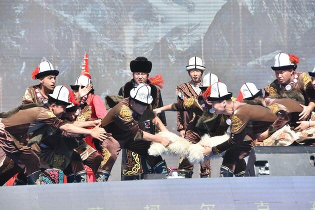 Xinjiang adopts regulation to protect Kirgiz epic storytelling