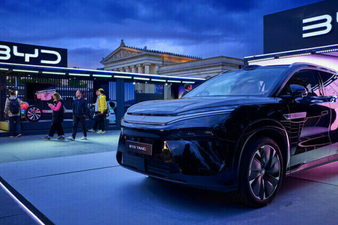 Chinese EV giant eyes India expansion as ties warm  Bloomberg