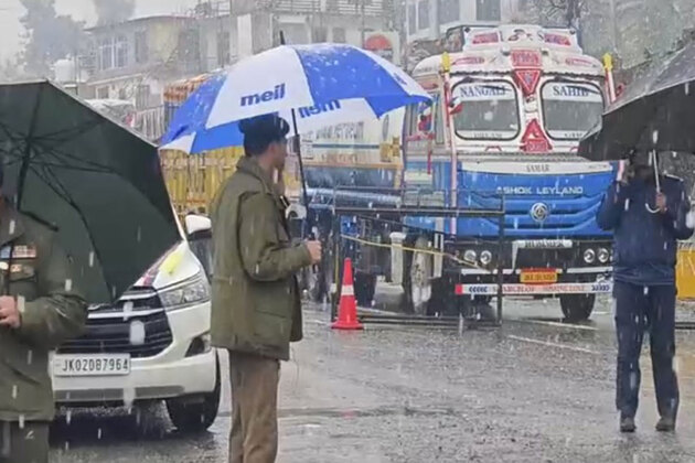 J-K: NH44 remains closed for second day; snowfall paralyses life in Jammu hill resorts