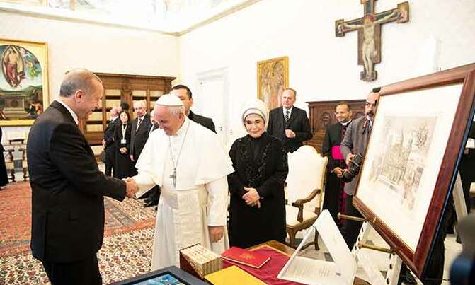 Pope offers peace token in meeting with Erdogan Pope offers peace token in meeting with Erdogan