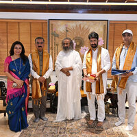 Himachal CM Sukhu meets Sri Sri Ravi Shankar; discusses natural farming, stray cattle welfare