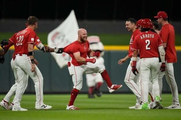 Reds rally late, walk off with 10-inning win over Royals