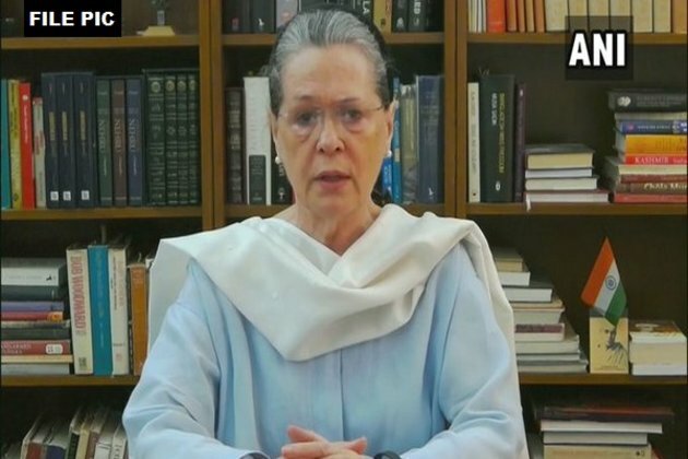 Sonia Gandhi meets Manmohan Singh, enquires about health