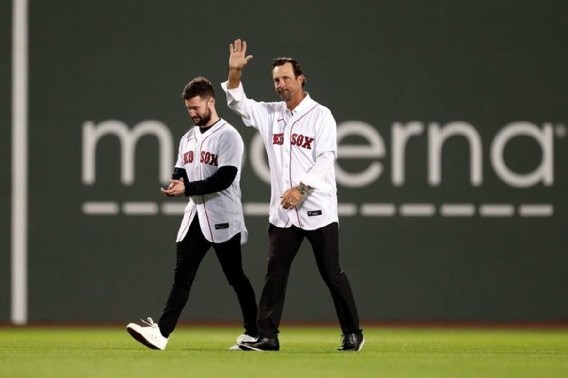 Curt Schilling reveals Tim Wakefield has brain cancer