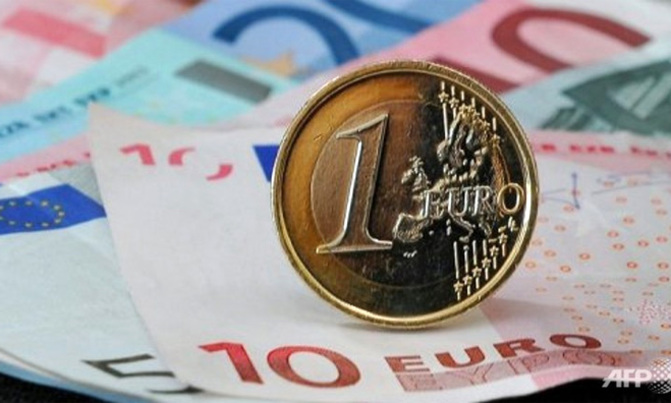 Euro falls vs dollar as eurozone inflation goes negative Euro falls vs dollar as eurozone inflation goes negative