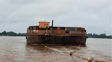 Barge MBS 78 enroute to Batu Tuhup jetty. 