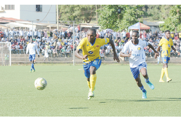 Nicholas Kasozi owa KCCA (ku kkono) ng'attunka n'owa URA. Nicholas Kasozi owa KCCA (ku kkono) ng'attunka n'owa URA.