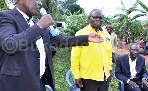 Minisita Ssempijja (ku kkono) ne Muluuli Mukasa (wakati) abayiggira Kyabaggu akalulu. Minisita Ssempijja (ku kkono) ne Muluuli Mukasa (wakati) abayiggira Kyabaggu akalulu.