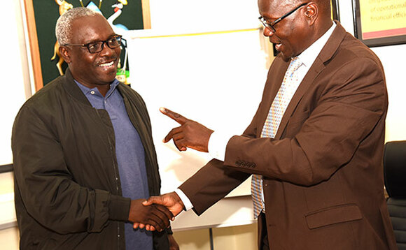 Okello (ku ddyo) ng'aliko byanyonyola Kabushenga Okello (ku ddyo) ng'aliko byanyonyola Kabushenga
