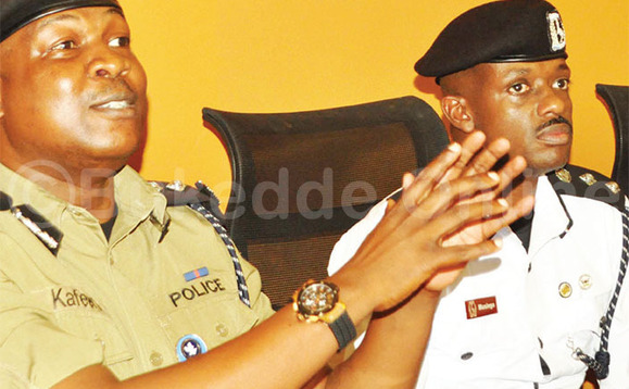 Omuduumizi wa poliisi mu Kampala n’emiriraano ,Moses Kafeero ( ku kkono) akulira poliisi y’ebidduka Norman Musinga ne Wyclif Musinguzi akulira enteekateeka mu Bakristaayo e Namugongo. Omuduumizi wa poliisi mu Kampala n’emiriraano ,Moses Kafeero ( ku kkono) akulira poliisi y’ebidduka Norman Musinga ne Wyclif Musinguzi akulira enteekateeka mu Bakristaayo e Namugongo.