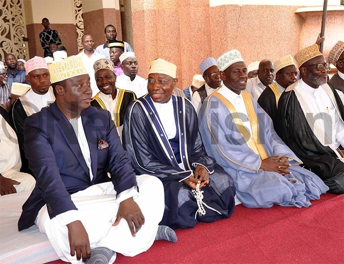    rince assim akibinge upreme ufti ulaiman dirangwa and uslim clerics during official sendoff ceremony at andegeya 900 ganda to visit ecca in fulfillment of fifth   illars of slamic faith his was uly 26 2019hoto by amadhan bbey