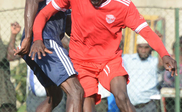 Mike Birungi owa Express (ku ddyo) ng'ayita ku Samuel Kayongo owa Police. Ekif: Ismail Mulangwa Mike Birungi owa Express (ku ddyo) ng'ayita ku Samuel Kayongo owa Police. Ekif: Ismail Mulangwa
