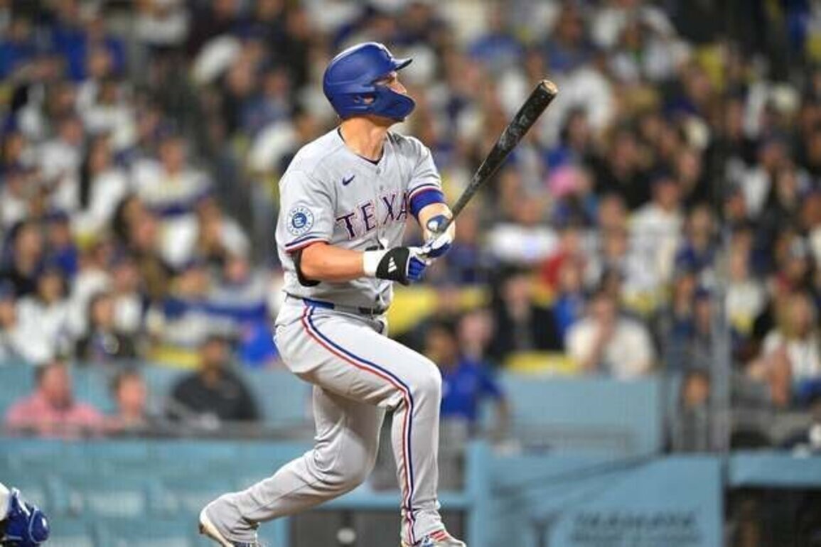 Max Muncy blasts 3 HRs to propel Dodgers past Rangers