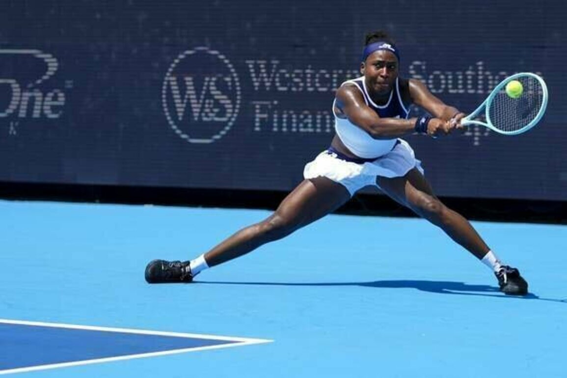Coco Gauff breezes, Emma Navarro falls in Cincinnati Open