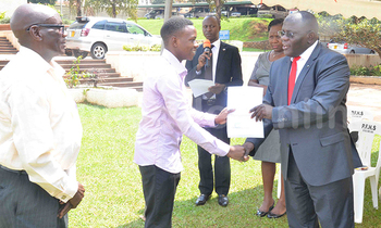 Minisita w'ebyenjigiriza e Mmengo, Dr. Twaha Kaawaase ng'akwasa omuyizi Dan Mugwanya ebbaluwa ye eya basale ng'agenda kusoma bya kompyuta ku Muteesa I Royal University. Ku kkono ye Rtd Capt. Ssalongo Luwagga kitaawe wa Mugwanya. Minisita w'ebyenjigiriza e Mmengo, Dr. Twaha Kaawaase ng'akwasa omuyizi Dan Mugwanya ebbaluwa ye eya basale ng'agenda kusoma bya kompyuta ku Muteesa I Royal University. Ku kkono ye Rtd Capt. Ssalongo Luwagga kitaawe wa Mugwanya.