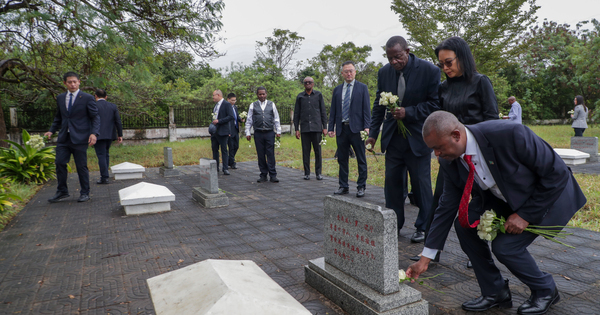 TANZANIA-DAR ES SALAAM-TOMB SWEEPING