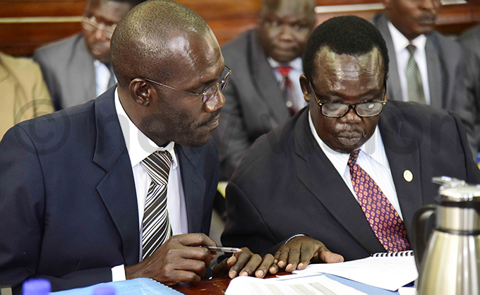 moko left consults with ivu during the hearing at arliament hoto by ennedy ryema