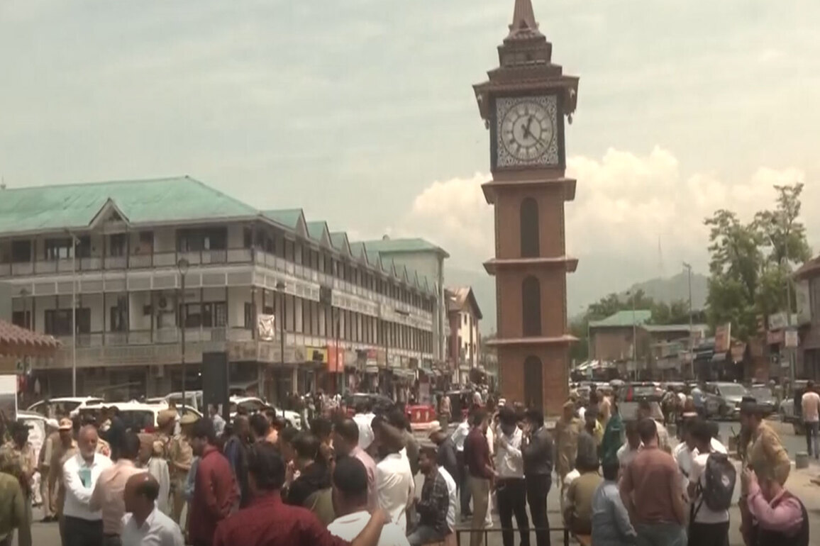 Srinagar: All-party parliamentary delegation of Standing Committee visits Clock Tower at Lal Chowk