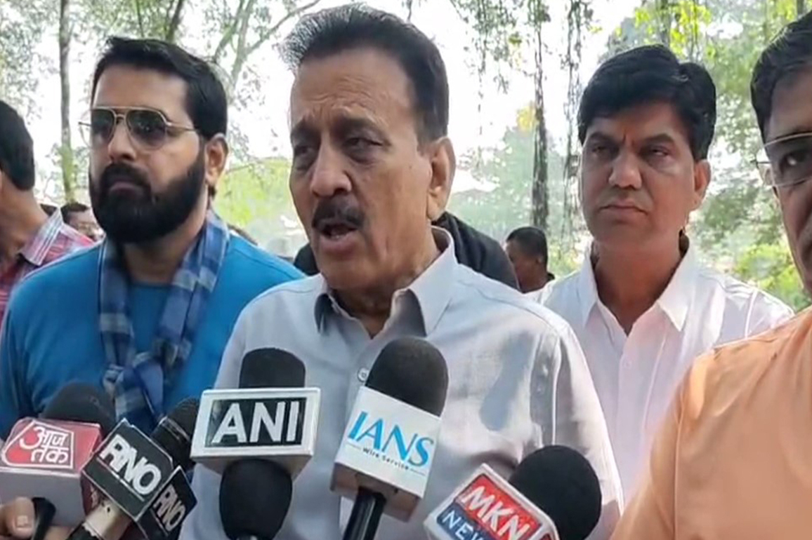 "Trees can't be cut down forcefully": Maharashtra Water Minister Girish Mahajan Nashik protest