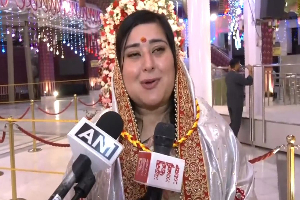 BJP MP Bansuri Swaraj offers prayers at Jhandewalan Temple on fifth day of Navratri