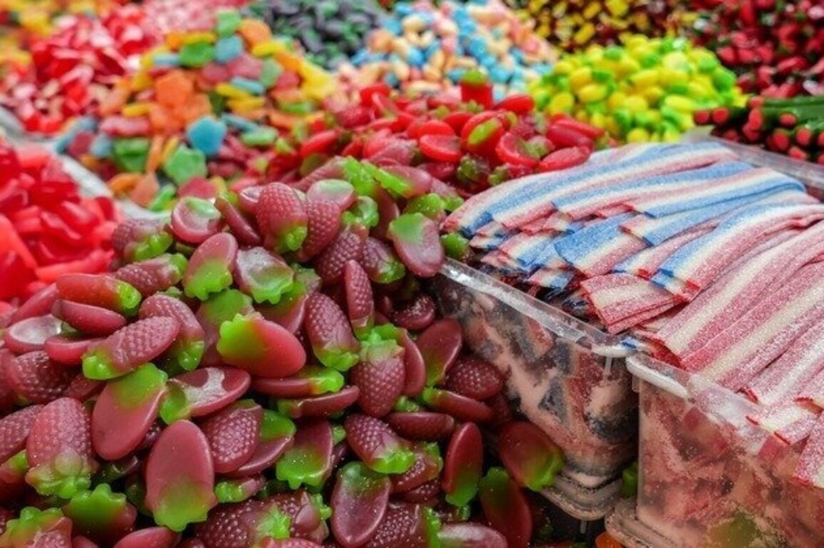 U.S. food manufacturers asked to voluntarily remove artificial food dyes